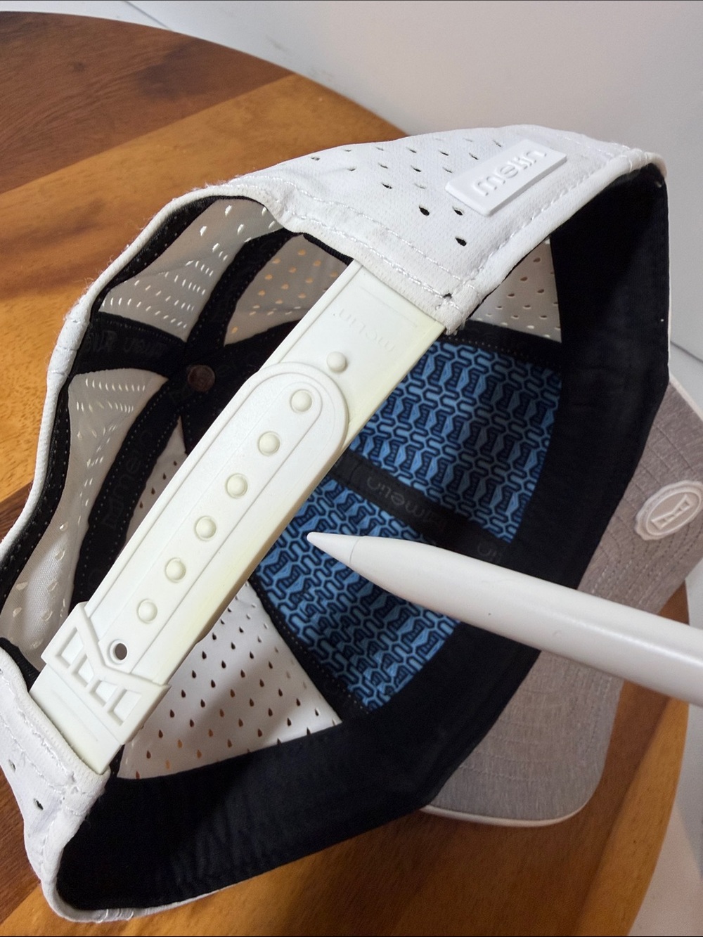 Melin white A-Game Hydro hat, clean, size CL,
Minor stains and discoloration. - Picture 12 of 14